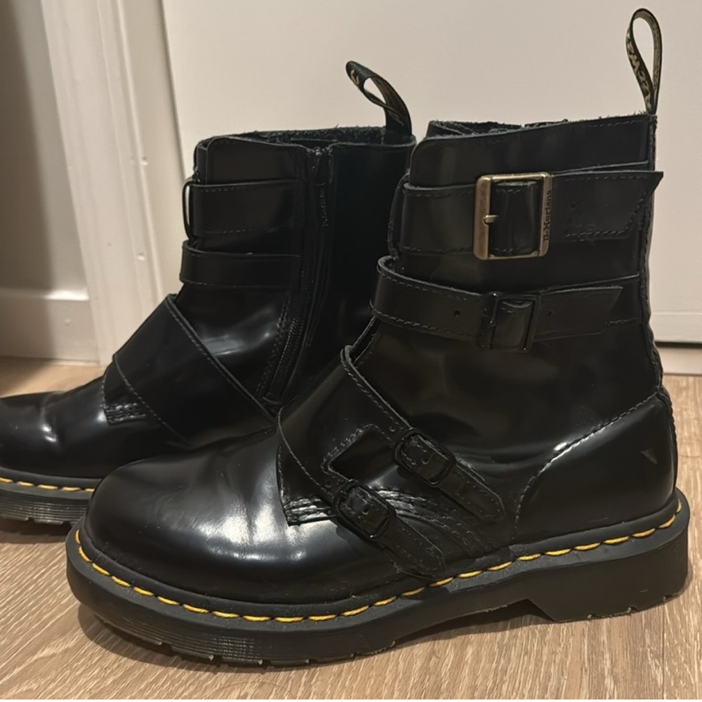 ISO DR MARTEN BLAKE 2. In size 7, 7 1/2 or 8. Looking for a reasonable price!